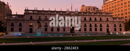 Il Palazzo Moneda Di Notte, Regione Metropolitana, Città Di Santiago, Cile Foto Stock