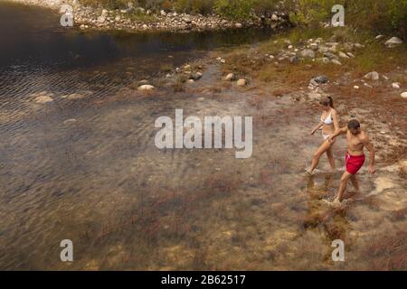 Coppia caucasica pronta a nuotare nel lago Foto Stock