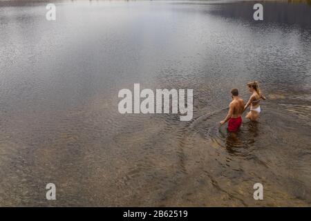 Coppia caucasica pronta a nuotare nel lago Foto Stock