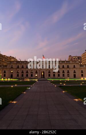 Il Palazzo Moneda Di Notte, Regione Metropolitana, Città Di Santiago, Cile Foto Stock