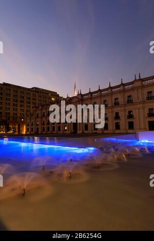 Il Palazzo Moneda Di Notte, Regione Metropolitana, Città Di Santiago, Cile Foto Stock