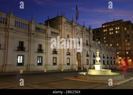 Il Palazzo Moneda Di Notte, Regione Metropolitana, Città Di Santiago, Cile Foto Stock