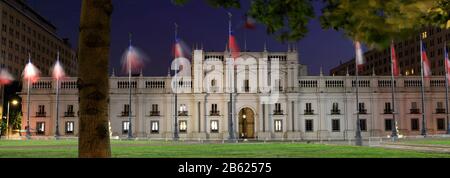 Il Palazzo Moneda Di Notte, Regione Metropolitana, Città Di Santiago, Cile Foto Stock