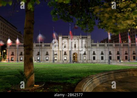 Il Palazzo Moneda Di Notte, Regione Metropolitana, Città Di Santiago, Cile Foto Stock