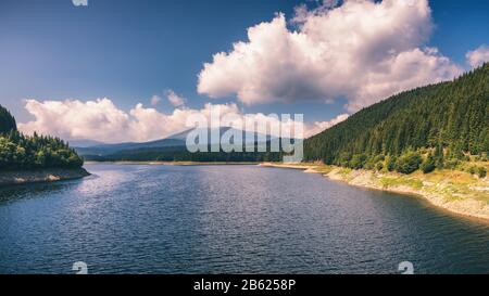 Oasa lago dalle montagne Sureanu, Alba county, di Transalpina di Energia, Transilvania, Romania Foto Stock