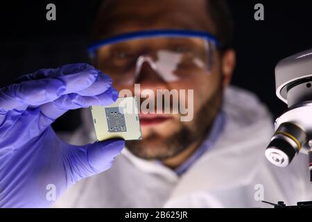 Lavoratore che fa diagnostica del chip Foto Stock