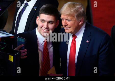 Il presidente Donald Trump saluta i sostenitori dopo un municipio, ospitato da FOX News Channel, presso il Scranton Cultural Center di Scranton, Pennsylvania, il 5 marzo 2 Foto Stock