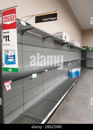 Woolworths supermercato vuoto carta igienica scaffali in mezzo coronavirus paure e panico di acquisto Foto Stock