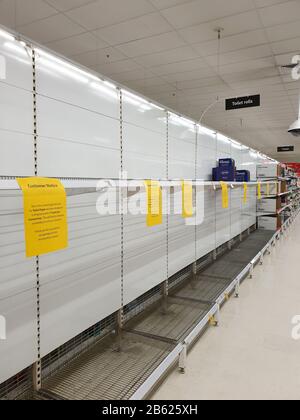 Woolworths supermercato vuoto carta igienica scaffali in mezzo coronavirus paure e panico di acquisto Foto Stock
