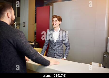 personale cordiale che lavora in sala sho, foto di primo piano. concetto di carriera. gestione. responsabile che lavora con i clienti in ufficio, reception Foto Stock