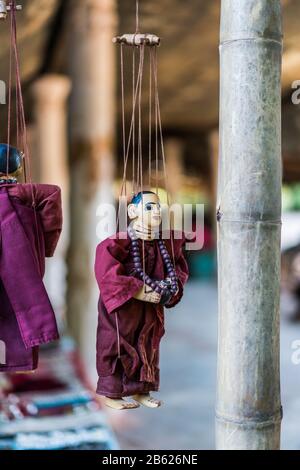 Souvenir in vendita nel villaggio tne, Lago Inle, Myanmar, Asia Foto Stock