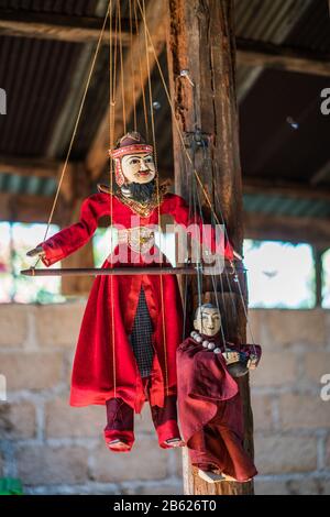 Souvenir in vendita nel villaggio tne, Lago Inle, Myanmar, Asia Foto Stock