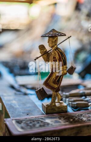 Souvenir in vendita nel villaggio tne, Lago Inle, Myanmar, Asia Foto Stock