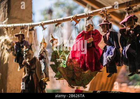 Souvenir in vendita nel villaggio tne, Lago Inle, Myanmar, Asia Foto Stock