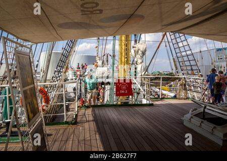 Esbjerg, Danimarca - 02 agosto 2014: Le persone sono a bordo delle grandi navi e possono guardare le molte cose emozionanti. Le razze delle navi alte in Har di Esbjerg Foto Stock