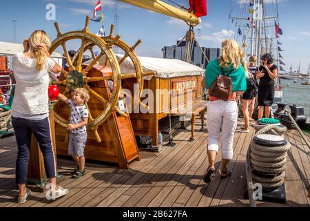 Esbjerg, Danimarca - 02 agosto 2014: Le persone sono a bordo delle grandi navi e possono guardare le molte cose emozionanti. Le razze delle navi alte in Har di Esbjerg Foto Stock