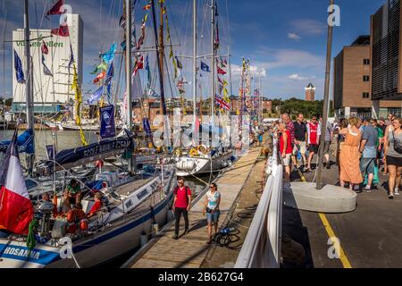 Esbjerg, Danimarca - 02 Agosto 2014: Molte navi con bandiere e nazionalità diverse. Le Tall Ships Si Regano nel porto di Esbjerg Foto Stock