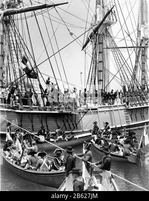 Regista FRANK LLOYD and Movie Crew film Punishment Scene di registrazione nel porto di Portsmouth a Santa Catalina Island California per AMMUTINAMENTO SUL LIBRO BOUNTY 1935 Charles Nordhoff e James Norman Hall Metro Goldwyn Mayer Foto Stock