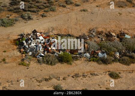 Relitto auto scrapmetal mucchio junkyard abbandonato in outback Australia Foto Stock