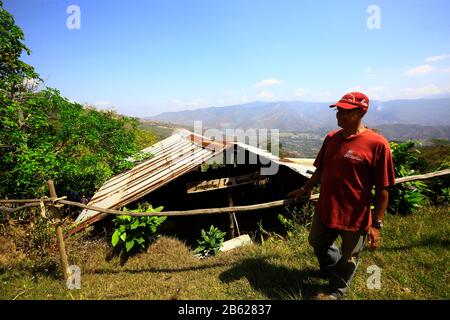 Canoabo, Carabobo, Venezuela. 7th Mar, 2020. 08 Marzo 2020. Una trapiche è un mulino per estrarre il succo di alcuni frutti come olive o canna da zucchero, tra gli altri. Nell'agriturismo Las Garcitas, la gente del posto pianta, raccogliere e trattare la canna da zucchero per estrarre il succo di produrre diversi prodotti come liquori, zucchero, melassa, tra gli altri derivati.Photo: Juan Carlos Hernandez Credit: Juan Carlos Hernandez / ZUMA Wire / Alamy Live News Foto Stock