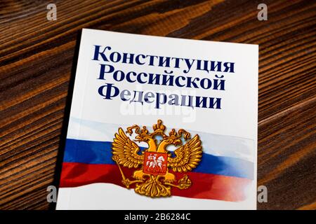 L'opuscolo "Costituzione della Federazione Russa" è su un tavolo di legno Foto Stock