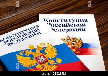 Gli opuscoli "Costituzione della Federazione russa" sono su un tavolo di legno Foto Stock