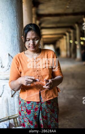 Donna locale fa un souvenir, lago Inle, Myanmar, Asia Foto Stock