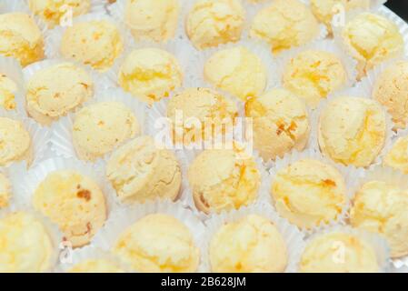 Vista dall'alto del vassoio con diversi spuntini brasiliani, pane al formaggio o 'Pao de Queijo'. Tradizionale da 'Porto Gerais - Brasile. Foto Stock