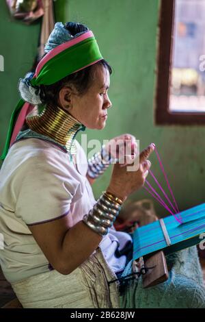 Ritratto della donna a collo lungo nella loro casa, lago Inle, Myanmar, Asia. Foto Stock