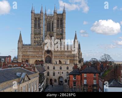 Lo splendido fronte ovest e le torri della Cattedrale di Lincoln viste dalle mura del Castello di Lincoln. Foto Stock