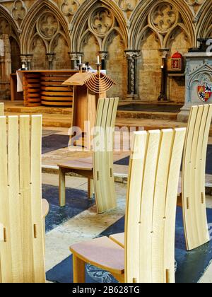 Belle e moderne sedie in legno, leggio e alter nella cappella di St Hugh nella parte est della cattedrale di Lincoln e utilizzato per i servizi quotidiani dell'Eucaristia. Foto Stock