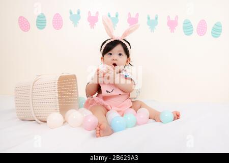 Asian Thai Baby Girl Dolce In Abito Rosa, Giorno Di Pasqua Foto Stock