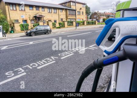 BP Chargemaster ricarica elettrica rapida in un marciapiede nel sud di Londra. Foto Stock