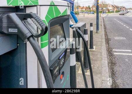 BP Chargemaster ricarica elettrica rapida in un marciapiede nel sud di Londra. Foto Stock