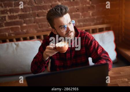 uomo serio che guarda da parte con espressione pensosa e penosa, l'uomo pensa al problema aziendale, risolvendo i problemi. primo piano foto Foto Stock