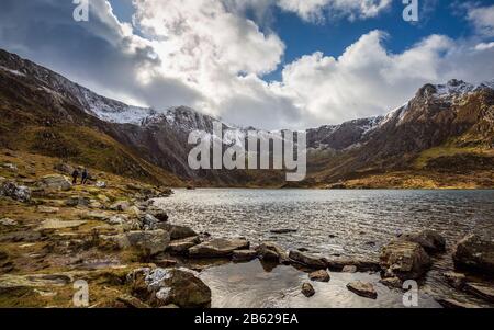 Lago Idwal e montagne innevate, Snowdonia National Park, Galles del Nord Foto Stock