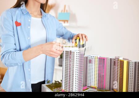 Businesswoman modello di architettura di lavoro in ufficio, concetto di costruzione di vendita.primo piano foto ritagliata. Foto Stock