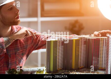 Bel giovane uomo bearded pratica architettura. Primo piano vista laterale photo.Technical design Foto Stock