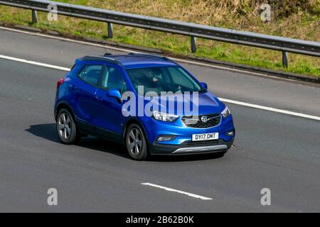 2017 Blue Vauxhall Mokka X Active CDTI Ecofl; traffico veicolare, trasporti, veicoli moderni, berline, veicoli su strade britanniche, motori, motori, motori sull'autostrada M6 Foto Stock