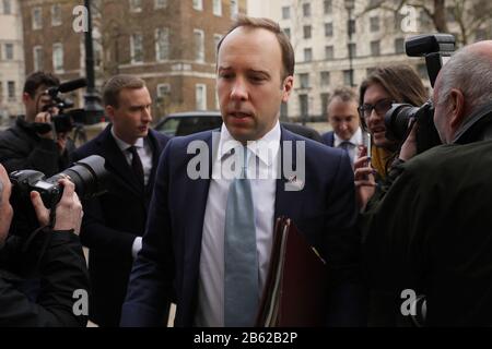 Londra, Londra, Regno Unito. 9th Mar, 2020. Matt Hancock (front), Segretario di Stato britannico per la sanità e l'assistenza sociale, arriva a una riunione del COBRA presso il Gabinetto, a Londra, in Gran Bretagna, il 9 marzo 2020. Lunedì scorso, il primo ministro britannico Boris Johnson ha presieduto una seconda riunione della commissione d'emergenza del governo della COBRA per affrontare l'epidemia di COVID-19. Credito: Tim Irlanda/Xinhua/Alamy Live News Foto Stock