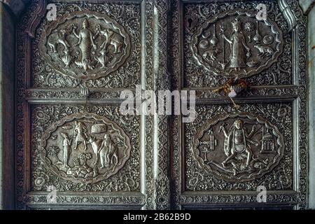 05 Mar 2020 God and Goddess goffrato sulla porta d'argento del tempio di Karni mata Bikaner Rajasthan India Foto Stock