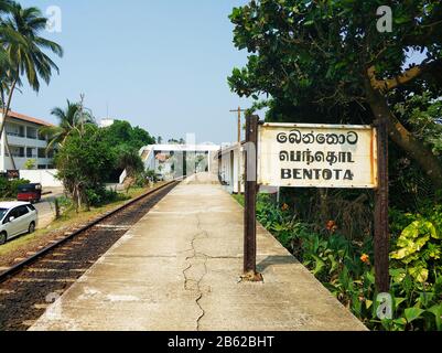 Stazione ferroviaria a piattaforma vuota in Sri Lanka. Segno Bentota. Foto Stock