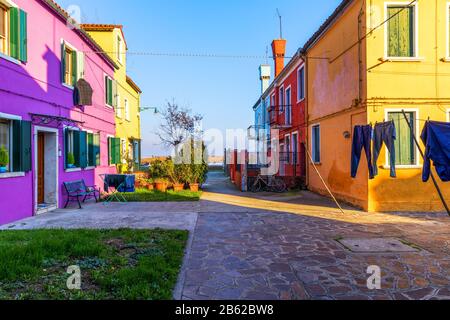 Street con i suoi edifici colorati in isola di Burano, Venezia, Italia. Architettura e i punti di riferimento di Burano, Venezia cartolina. Scenic canal e archi colorati Foto Stock