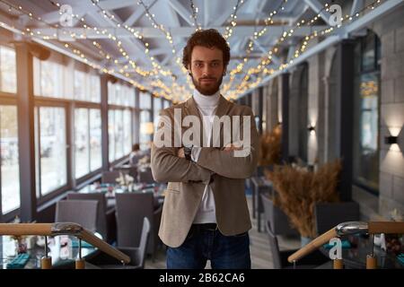 giovane ragazzo di talento start up, creare un nuovo business, primo piano foto. l'uomo è soddisfatto con il suo lavoro, lavoro, servizio .job, professione, occupazione, persone, Foto Stock