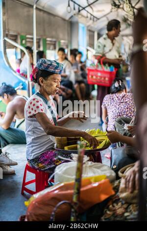 Venditore di cibo nel treno, Yangon, Myanmar, Asia Foto Stock
