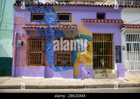 Una delle tante case di Getsemani questa con un macaw blu e giallo. Foto Stock