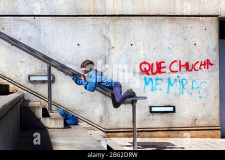 Ragazzo scorrevole su corrimano, Barcellona, Spagna. Foto Stock