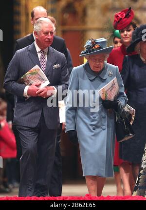 La Regina Elisabetta II e il Principe di Galles partono dopo il Commonwealth Service all'Abbazia di Westminster, Londra il Commonwealth Day. Il servizio è il Duca e la Duchessa dell'ultimo fidanzamento ufficiale del Sussex prima che abbandonino la vita reale. Foto Stock