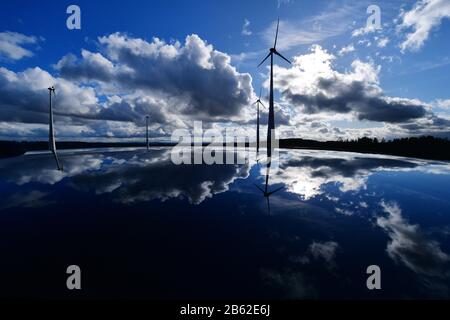 Mödlareuth, Germania. 09 Marzo 2020. Turingia, Mödlareuth: Sole, nuvole e turbine eoliche si riflettono su un tetto auto sulla Cintura verde, l'ex confine intertedesco. Vento e pioggia aspettano persone in Germania all'inizio della settimana. Foto: Martin Schutt/dpa-Zentralbild/dpa credito: DPA Picture Alliance/Alamy Live News credito: DPA Picture Alliance/Alamy Live News Foto Stock