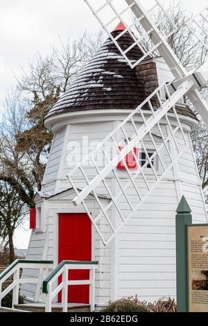 Yorktown, VA/USA-21 febbraio 2020: Lo storico mulino Yorktown nel centro città circondato dalla neve dopo una tempesta di neve invernale. Foto Stock